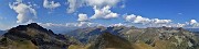 54 Dalla Cima di Lemma (2348 m) ampia vista panoramica dal Pizzo Scala a sx a Cima Cadelle-Valegino a dx